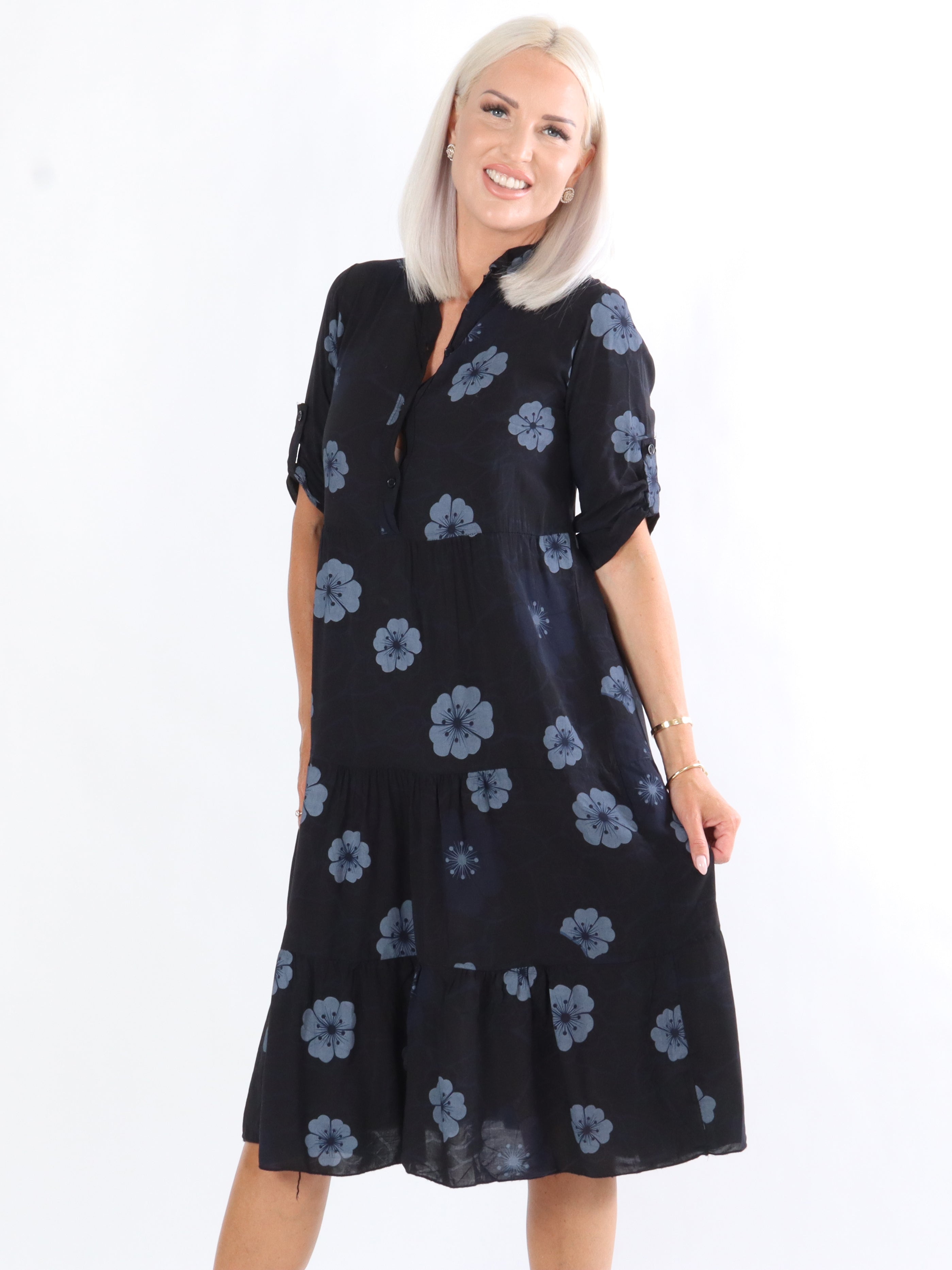 Darcy - Kjole med blomstermotiv i lag på lag look